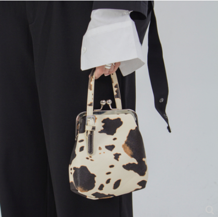 El elegante bolso de mano de piel de vaca.